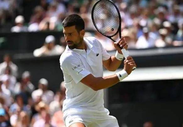 费德勒重返赛场，爆冷首场状态出色，老鹰观众沸腾！